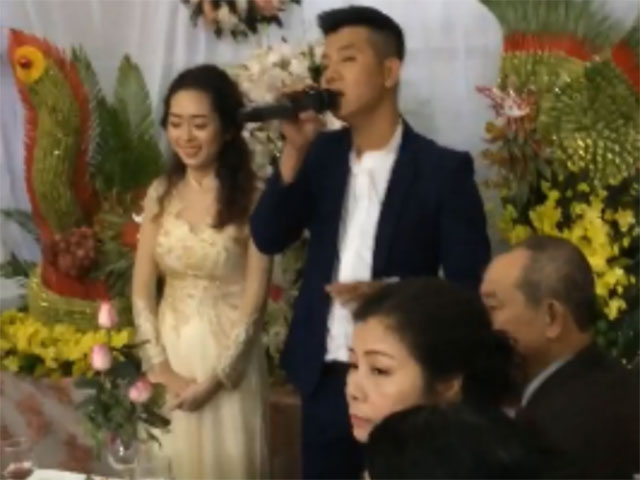 Bạn trẻ - Cuộc sống - Chú rể hát "Sau tất cả" tặng vợ khiến dân mạng mê tít