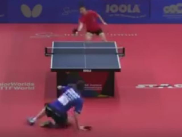 Thể thao - Bóng bàn: Nằm bò ra sàn vẫn tung đòn "hủy diệt"