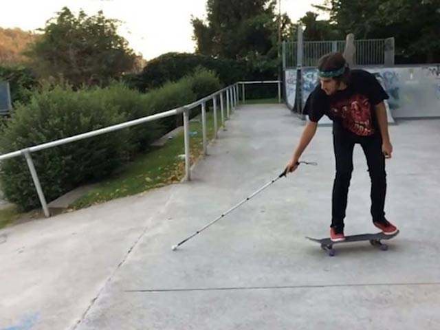 Thể thao - Thiên tài mù "có 1 không 2": Vừa chống gậy vừa trượt ván