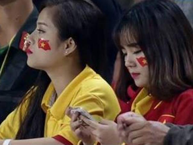 Hai fan nữ xinh đẹp được ”lùng sục” sau trận VN - Indo