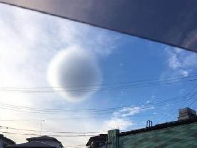 Đám mây hình cầu kì lạ trên trời khiến dân Nhật lo lắng