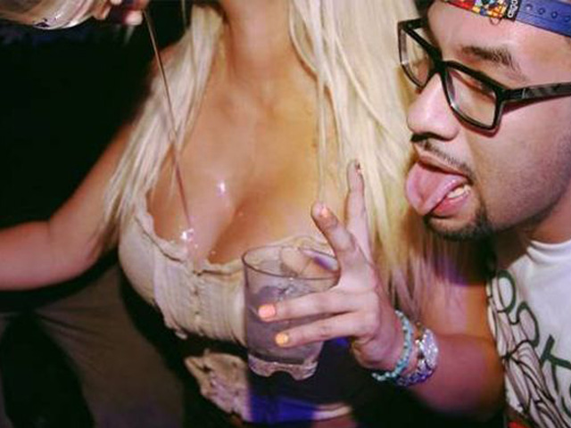 Tranh vui - "Bò lăn ra cười" với những con người hài hước