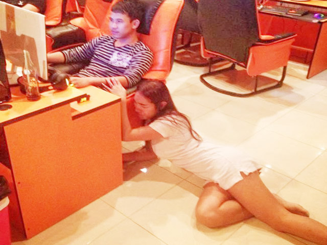 Tranh vui - Hình ảnh anh em thích xem, chị em... "không thèm"