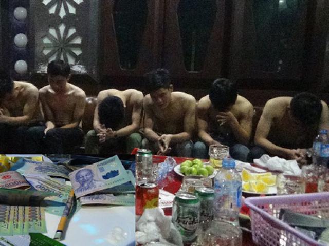 Pháp luật - Đột kích quán karaoke, bắt 15 đối tượng phê ma túy