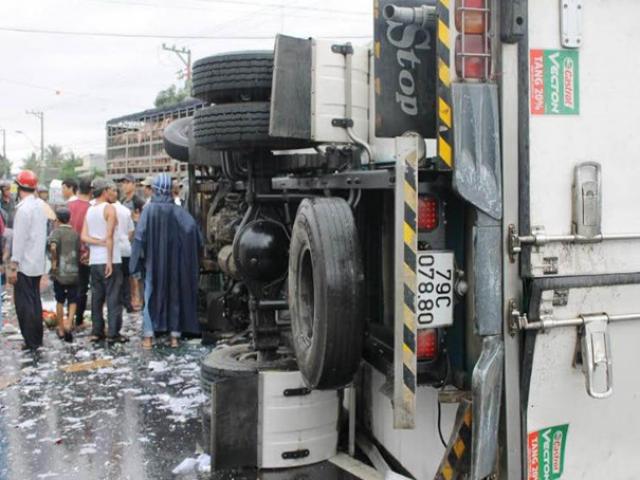 Tin tức trong ngày - Hàng chục người gom hàng giúp tài xế xe tải bị nạn