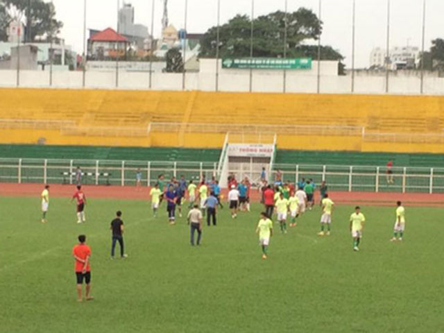 Bóng đá - Anh trai Quế Ngọc Hải bị đánh, trận giao hữu thành loạn đả