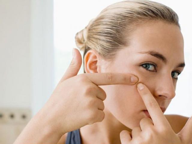 Sức khỏe đời sống - Cô gái suýt chết vì... nặn mụn