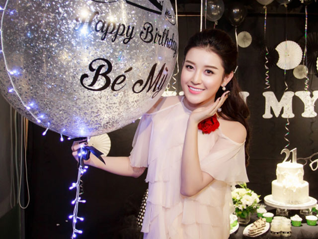 Người mẫu - Hoa hậu - Ghen tỵ nét xuân phơi phới của Huyền My ngày sinh nhật