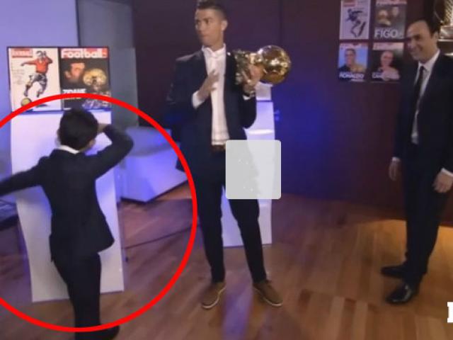 Bóng đá - Ronaldo đoạt Quả bóng Vàng, đi giày vàng ròng thi đấu