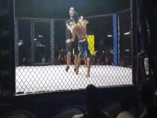 Thể thao - MMA: Ăn đòn hoa mắt, "tăng động" đấm cả trọng tài