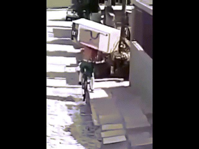 Bạn trẻ - Cuộc sống - Clip: Hết hồn người đàn ông vác tủ lạnh cưỡi xe đạp