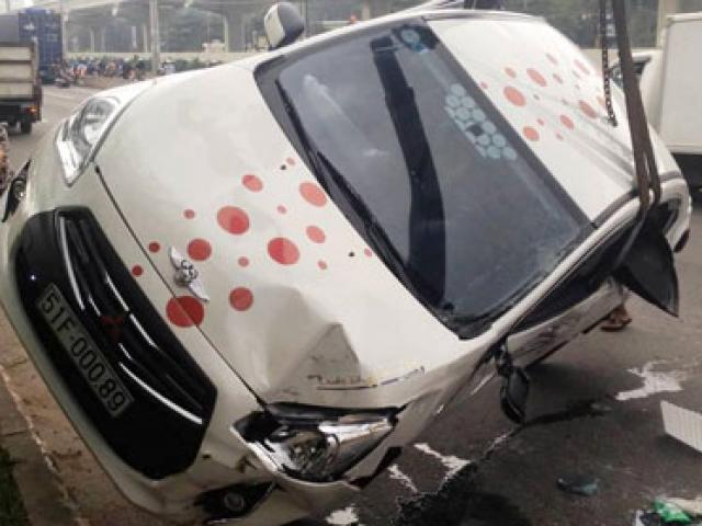 Tin tức trong ngày - Ô tô lật nhào, trượt dài trên đường, đôi nam nữ gào khóc