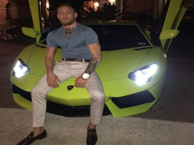 Thể thao - McGregor khoe siêu xe 7 tỷ, Mayweather vác tiền "chửi" lại