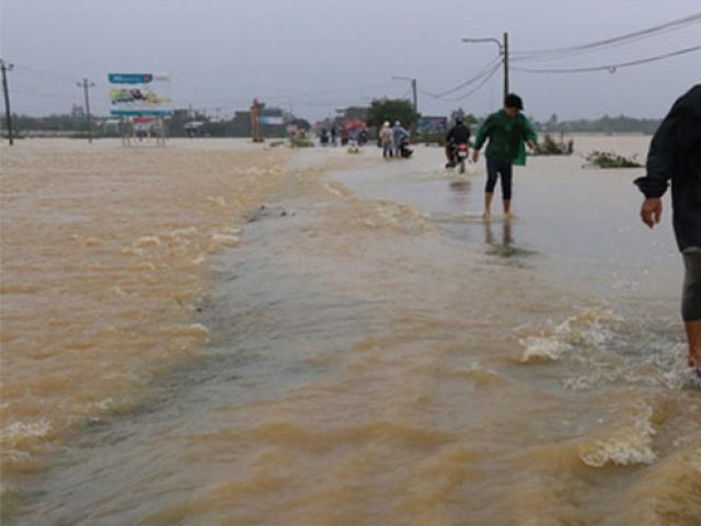 Đau lòng cảnh chị gái nhìn em trai bị lũ cuốn mất tích