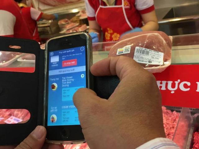 Người Sài Gòn tận mắt "soi" thịt heo bằng smartphone