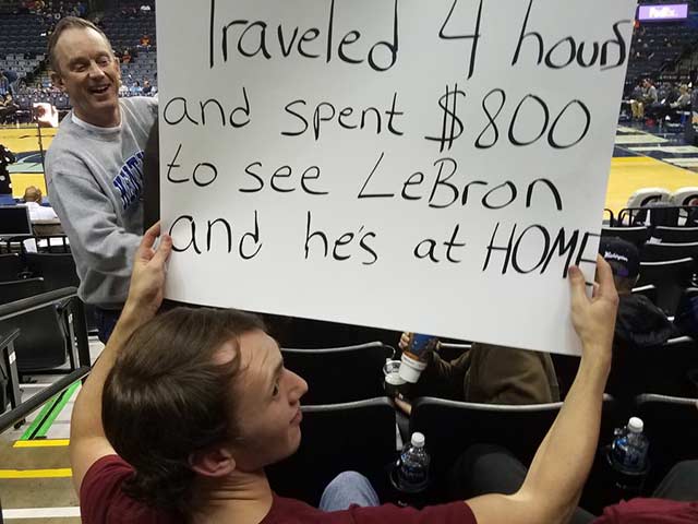 Thể thao - Fan bỏ hơn chục triệu đến xem, thần tượng "bỏ bom" ở nhà