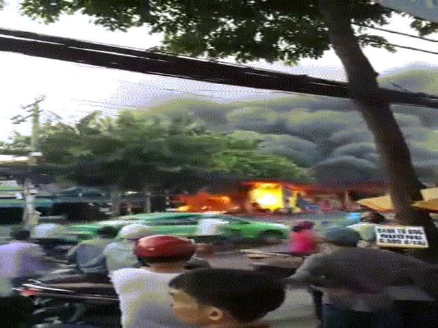 Cháy nổ, khói đen cuồn cuộn tại cây xăng ở Sài Gòn