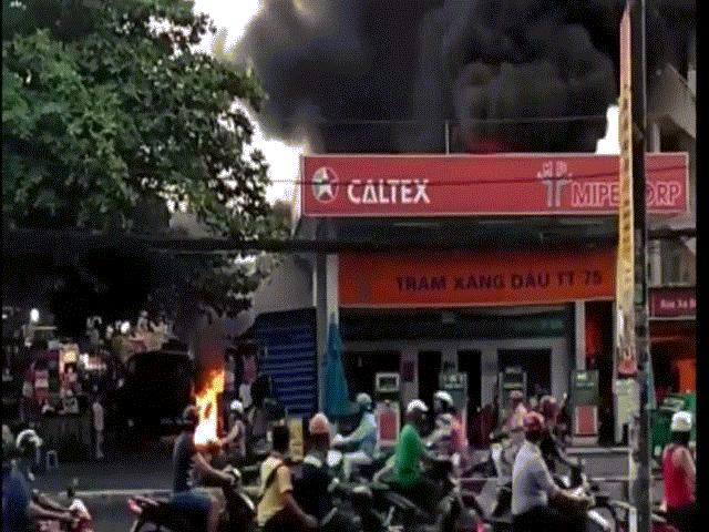 Tin tức trong ngày - Ảnh: Hiện trường cây xăng rực lửa ở TP.HCM