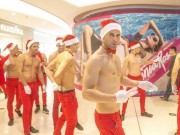 Dàn  " ông già Noel  6 múi "  gây náo loạn trung tâm thương mại