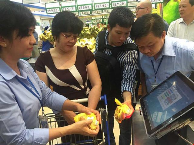 Thị trường - Tiêu dùng - Người Sài Gòn hào hứng mua thịt heo bằng điện thoại