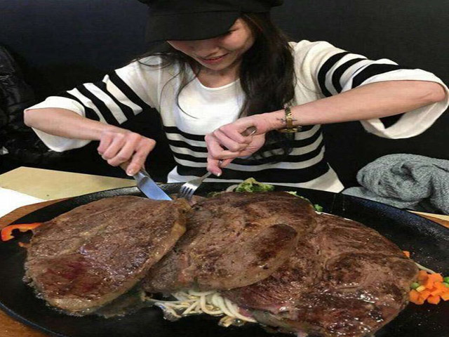 Bạn trẻ - Cuộc sống - "Mỹ nhân phàm ăn" gây sốc khi đánh bay 2,7kg thịt bò