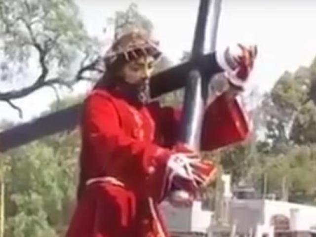 Phi thường - kỳ quặc - Video: Tượng chúa Jesus “ngẩng đầu” khi đang hành lễ?