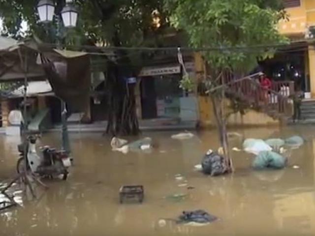 Tin tức trong ngày - Clip: Phố cổ Hội An tràn ngập rác thải sau khi lũ rút