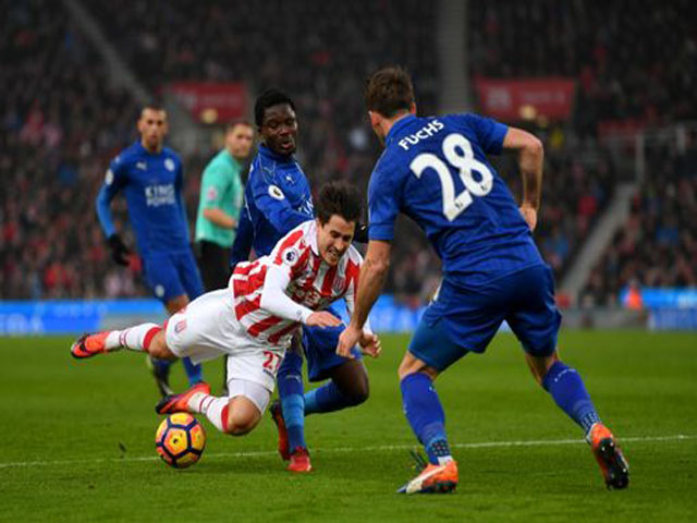 Bóng đá - Stoke City - Leicester City: Thẻ đỏ &amp; vùng lên "vỡ tim"