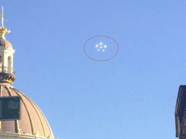 Phi thường - kỳ quặc - Phát hiện UFO với 6 vầng sáng tròn trên bầu trời New York