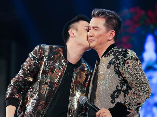 Ca nhạc - MTV - Dương Triệu Vũ hôn má Mr. Đàm trước hàng ngàn người