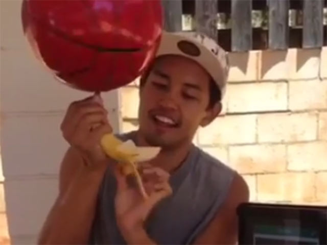 Thể thao - "Dị nhân" bóc chuối, mở nắp chai bằng... bóng rổ