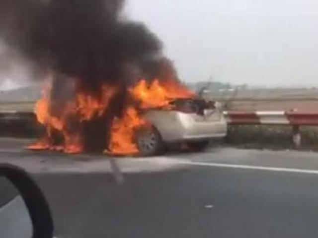 HN: Cháy ô tô trên cao tốc, 5 người đạp cửa thoát thân