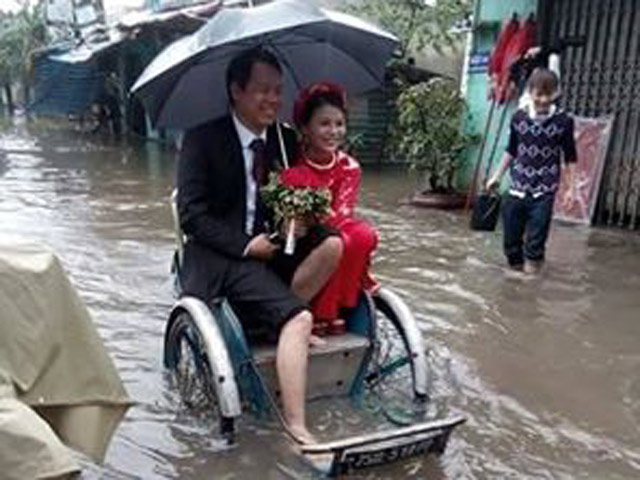 Tin tức trong ngày - Chuyện lạ: Rước dâu bằng xích lô trong lũ ở Huế