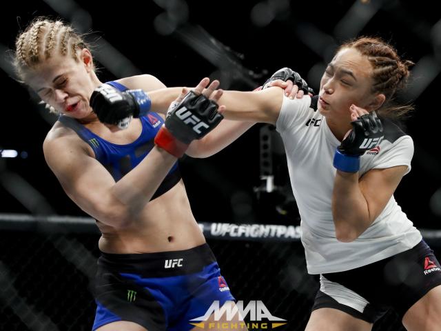 Thể thao - UFC: Đả nữ xinh đẹp "lột đồ" bị hạ sau 3 phút