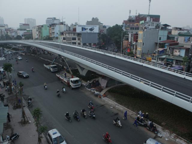 Tin tức trong ngày - HN: Cận cảnh cầu vượt dầm thép “khủng” trước ngày thông xe