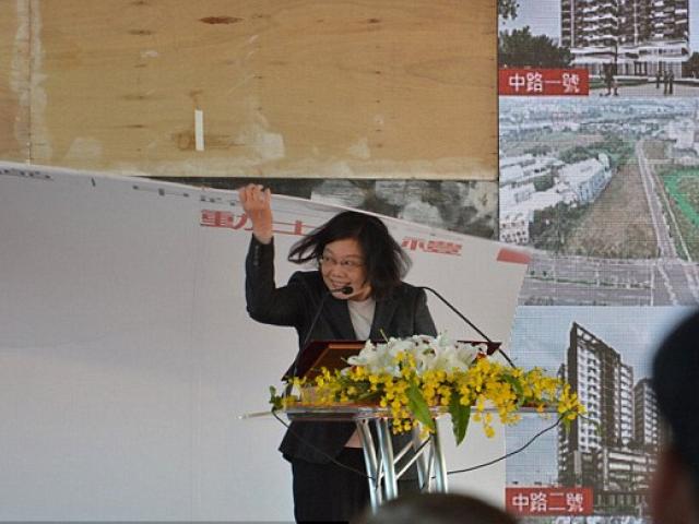 Biển quảng cáo rơi trúng đầu nhà lãnh đạo Đài Loan