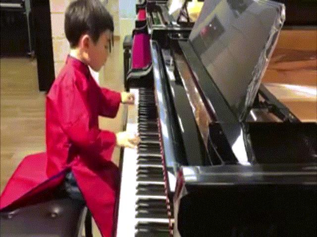 Bạn trẻ - Cuộc sống - Clip: Thần đồng piano gốc Việt thả hồn vào Diễm xưa