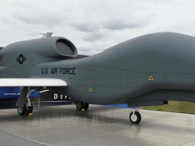 Thế giới - Máy bay Mỹ chặn chiến đấu cơ TQ gần Đài Loan