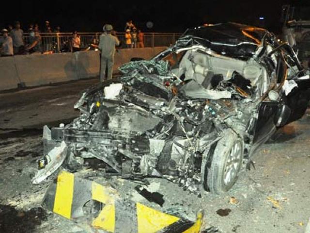 Tin tức trong ngày - Ô tô Camry bị vò nát trên cầu Phú Mỹ, tài xế tử vong