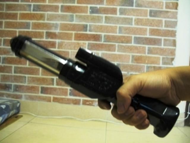 Pháp luật - Xông vào tiệm hớt tóc lấy roi điện chích nữ chủ tiệm