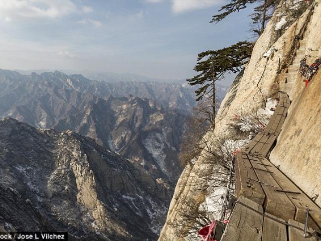 Du lịch - TQ: Rợn người lối đi cho du khách cách đất 2.100 m