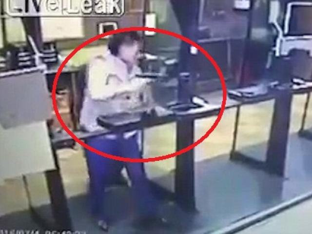 Phi thường - kỳ quặc - Gí súng vào ngực bắn không chết, người bên cạnh lãnh đạn
