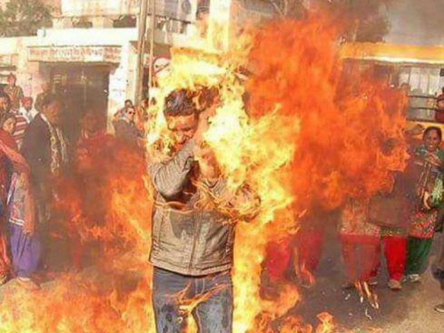 Thế giới - Đi biểu tình sơ ý tự thiêu chính mình ở Ấn Độ