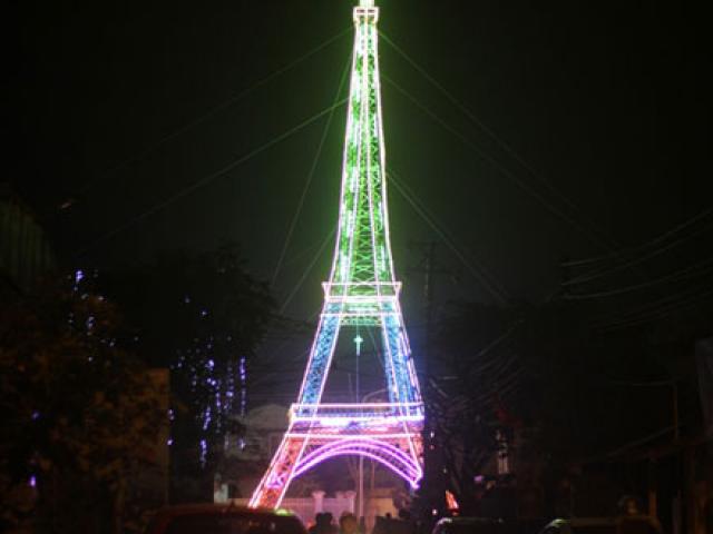 Tin tức trong ngày - Dân dựng "tháp Eiffel" cao 34m độc nhất vô nhị đón Noel