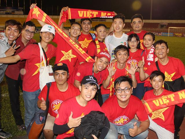 Bóng đá - U21 HAGL thắng đậm, fan ùa vào sân "săn" Xuân Trường