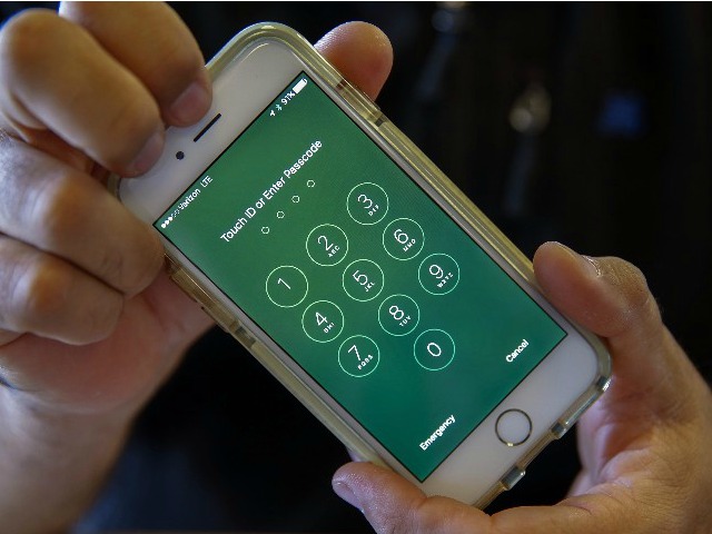 Cảnh sát yêu cầu Apple mở khóa iPhone 4s của sát thủ bắn đại sứ Nga
