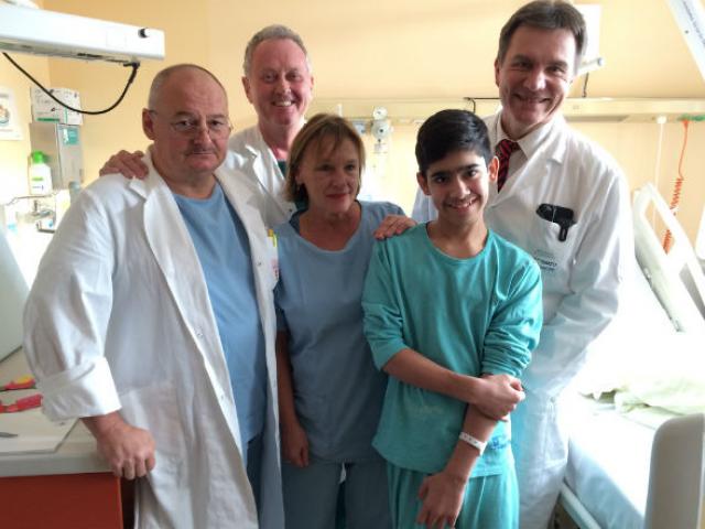 Thế giới - Nam sinh Áo nằm dưới đáy hồ 41 phút, "qua mặt" tử thần