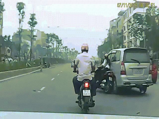 Tin tức trong ngày - Clip: 10 pha tai nạn thoát chết khó tin năm 2016