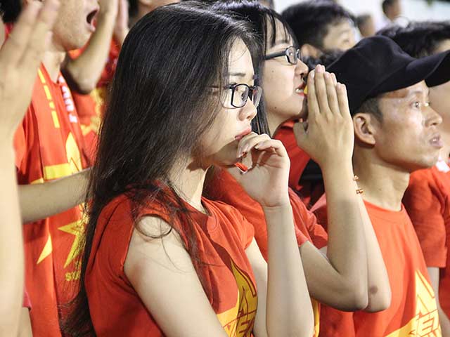 Fan nữ khóc như mưa ngày U21 HAGL thua “đấu súng”