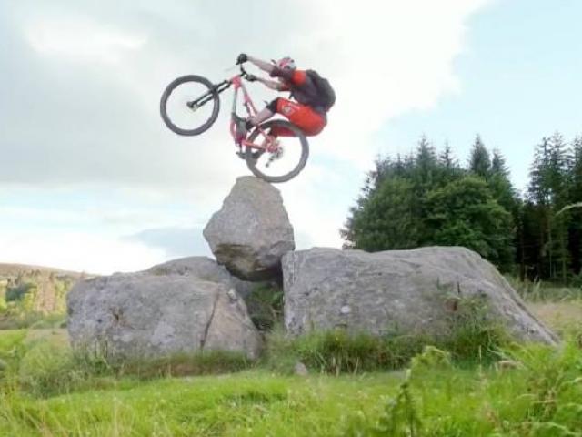 Thể thao - 5 triệu lượt xem: Diễn không tưởng cùng "ngựa sắt"